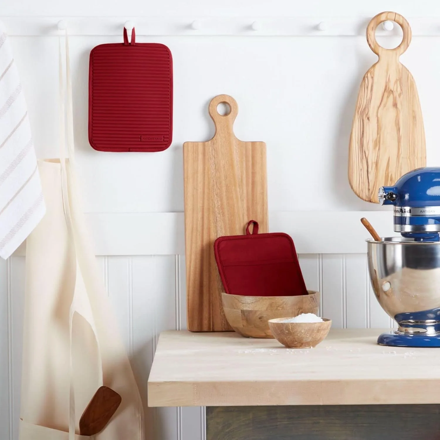 KitchenAid - Juego de 2 agarraderas de silicona suave y acanalada, impermeables, rojo pasión